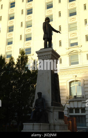 Soleil de l'après-midi de l'ombre portrait de Brigham Young monument, à l'Est, au nord de trottoir et principales rues south temple, Salt Lake City, Utah, USA Banque D'Images