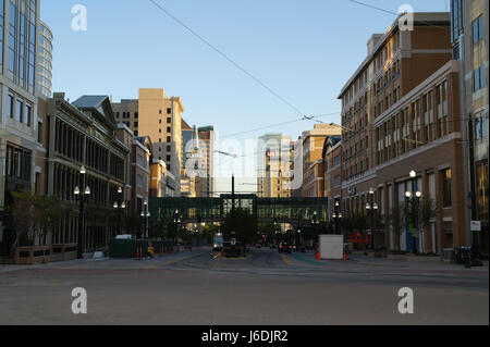 Ciel bleu de l'ombre de l'après-midi vue nord le long de la rue Main à city creek center skyway et piétons light rail station, Salt Lake City, Utah, USA Banque D'Images