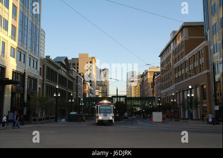 Ciel bleu après-midi vue ombragée vers le nord jusqu'à City Creek piétonne Skyway et tramway à la station de métro léger City Creek, main Street, Salt Lake City, Utah Banque D'Images