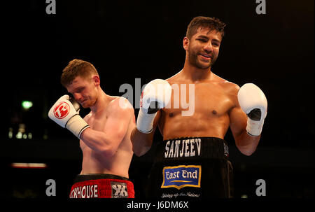 Sanjeev Sahota célèbre gagner contre Steve Backhouse (à gauche) dans le Super-Lightweight Concours à la boîte de cuivre, Londres. Banque D'Images