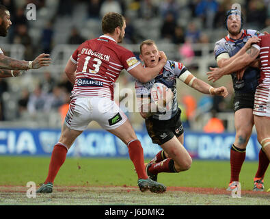 Warrington Wolves' Kevin Brown est abordé par Wigan Warriors' Sean O'Loughlin au cours de la première journée de la Super League Betfred Magic Week-end à St James' Park, Newcastle. Banque D'Images