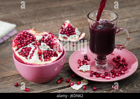 Le jus de grenade frais, mûr et savoureux grain Banque D'Images