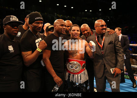 Gervonta Davis célèbre battre Liam Walsh (non représenté) dans le combat de championnat de l'IBF Super-Featherweight avec son équipe et promoteur Floyd Mayweather Jr (centre gauche) à la boîte de cuivre, Londres. Banque D'Images