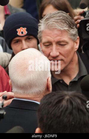 KEENE, NH/US - 7 janvier 2008 : Le sénateur américain John McCain parle avec CNN's John King at an outdoor rally le dernier jour avant le 2008 NH primaire. Banque D'Images