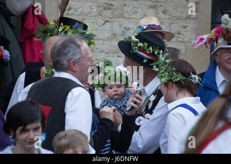 Célébration du Premier mai à Oxford à la foule pour regarder collecte Morris Men danser dans les rues d'Oxford Banque D'Images