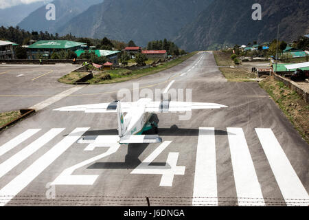 Un avion du passager prêt à décoller à Tenzing Hillary airport de Lukla, au Népal. Banque D'Images