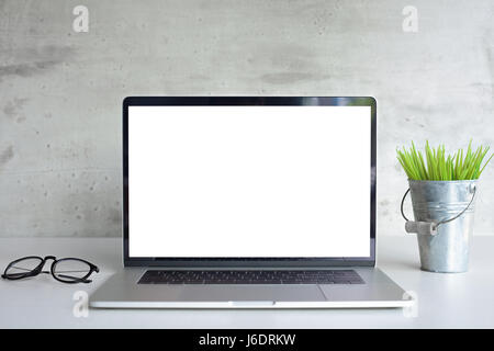 Ordinateur portable moderne écran blanc sur 24 tableau vue avant Banque D'Images