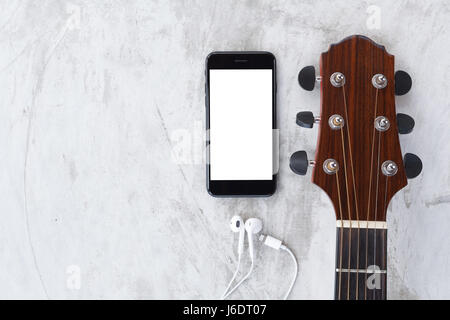 Guitare et téléphone téléphone mobile écran blanc montrant un écran blanc Vue de dessus Banque D'Images