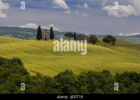 Vue éloignée sur la célèbre église de la Madonna di Vitaleta en Toscane, Italie Banque D'Images