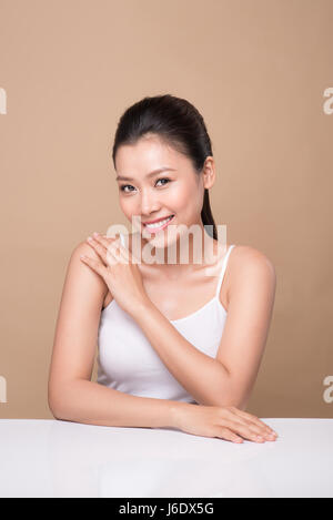 Concept de la peau propre et fraîche. Young Asian woman toucher son épaule Banque D'Images
