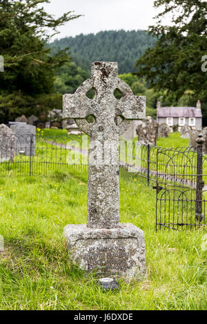 Sur la pierre tombale graveyard - Talley Abbey, Talley, Llandeilo, Pays de Galles, Grande-Bretagne, Royaume-Uni, Europe Banque D'Images