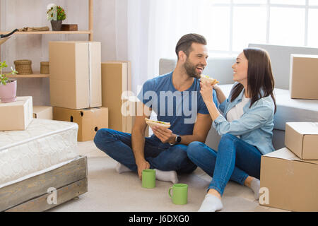 Jeune couple déménagement dans un nouvel appartement et changement Banque D'Images