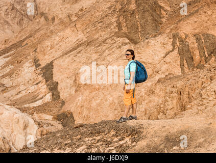 Femme Hiker with backpack profitez d'afficher dans le désert Banque D'Images