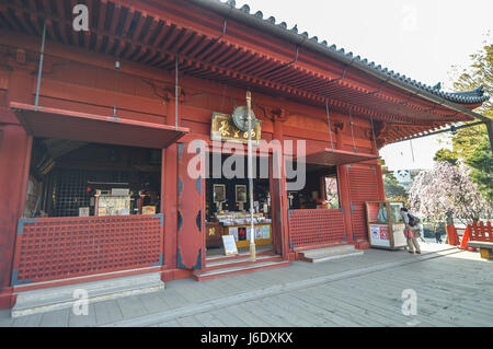 Tokyo, Japon - 2 Avril 2014 : le parc Ueno, grand parc public dans le quartier de Ueno. Cherry Blossom est au printemps de l'événement.Temple Kiyomizu Kannon. Banque D'Images