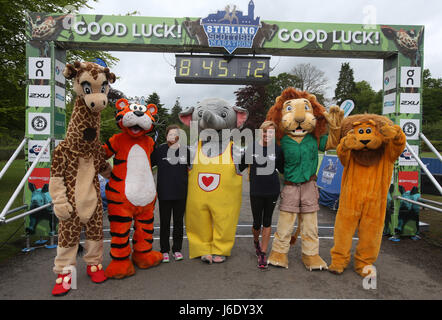 Glissières de Zola Budd (troisième à gauche) et Liz McColgan avec Safari park de mascottes de l'avant du tout premier marathon Stirling à partir de Blair Drummond Safari Park, sur un itinéraire qui prend les 6500 coureurs via le pont de Dunblane et Allan, avant de finir au château de Stirling. Banque D'Images