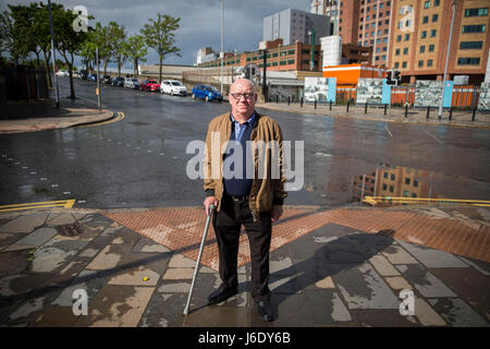 Alex Bunting revient à Boyne Bridge dans la région de Sandy Row sud de Belfast où il a perdu une jambe à la suite d'une attaque à la bombe piégée. Banque D'Images