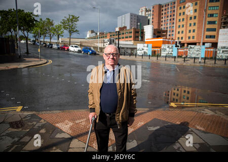 Alex Bunting revient à Boyne Bridge dans la région de Sandy Row sud de Belfast où il a perdu une jambe à la suite d'une attaque à la bombe piégée. Banque D'Images