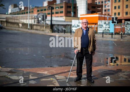 Alex Bunting revient à Boyne Bridge dans la région de Sandy Row sud de Belfast où il a perdu une jambe à la suite d'une attaque à la bombe piégée. Banque D'Images