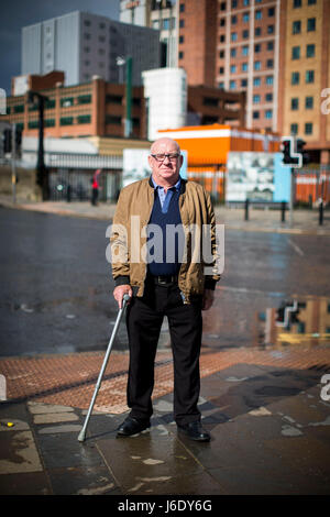 Alex Bunting revient à Boyne Bridge dans la région de Sandy Row sud de Belfast où il a perdu une jambe à la suite d'une attaque à la bombe piégée. Banque D'Images