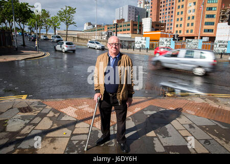 Alex Bunting revient à Boyne Bridge dans la région de Sandy Row sud de Belfast où il a perdu une jambe à la suite d'une attaque à la bombe piégée. Banque D'Images