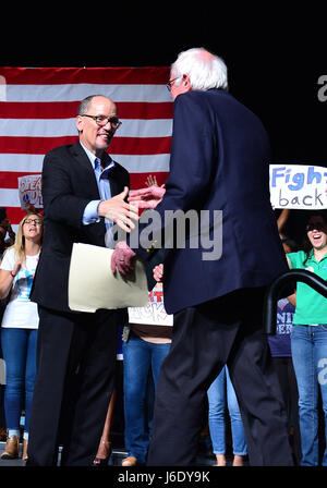 Le sénateur Bernie Sanders peaks lors d'un "s'unir et se battre' tour à la James Godron Centre Miami. Le sénateur Sanders et DNC Président Tom Perez a parlé sur des sujets allant de la hausse du salaire minimum à 15 $ l'heure, l'équité salariale pour les femmes, la reconstruction des infrastructures en ruine, la lutte contre le changement climatique, de rendre publics des collèges et universités de scolarité, la réforme de la justice pénale, la réforme globale de l'immigration et de la réforme fiscale qui exige que les riches et les grandes entreprises commencent à payer leur juste part d'impôt. Avec : Tom Perez, Bernie Sanders Où : Miami Beach, Florida, United States Wh Banque D'Images