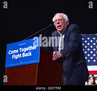 Le sénateur Bernie Sanders peaks lors d'un "s'unir et se battre' tour à la James Godron Centre Miami. Le sénateur Sanders et DNC Président Tom Perez a parlé sur des sujets allant de la hausse du salaire minimum à 15 $ l'heure, l'équité salariale pour les femmes, la reconstruction des infrastructures en ruine, la lutte contre le changement climatique, de rendre publics des collèges et universités de scolarité, la réforme de la justice pénale, la réforme globale de l'immigration et de la réforme fiscale qui exige que les riches et les grandes entreprises commencent à payer leur juste part d'impôt. Avec : Bernie Sanders Où : Miami Beach, Florida, United States Quand : 19 Avr Banque D'Images