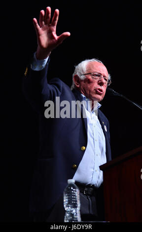 Le sénateur Bernie Sanders peaks lors d'un "s'unir et se battre' tour à la James Godron Centre Miami. Le sénateur Sanders et DNC Président Tom Perez a parlé sur des sujets allant de la hausse du salaire minimum à 15 $ l'heure, l'équité salariale pour les femmes, la reconstruction des infrastructures en ruine, la lutte contre le changement climatique, de rendre publics des collèges et universités de scolarité, la réforme de la justice pénale, la réforme globale de l'immigration et de la réforme fiscale qui exige que les riches et les grandes entreprises commencent à payer leur juste part d'impôt. Avec : Bernie Sanders Où : Miami Beach, Florida, United States Quand : 19 Avr Banque D'Images