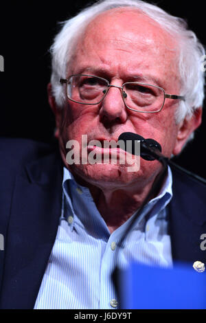 Le sénateur Bernie Sanders peaks lors d'un "s'unir et se battre' tour à la James Godron Centre Miami. Le sénateur Sanders et DNC Président Tom Perez a parlé sur des sujets allant de la hausse du salaire minimum à 15 $ l'heure, l'équité salariale pour les femmes, la reconstruction des infrastructures en ruine, la lutte contre le changement climatique, de rendre publics des collèges et universités de scolarité, la réforme de la justice pénale, la réforme globale de l'immigration et de la réforme fiscale qui exige que les riches et les grandes entreprises commencent à payer leur juste part d'impôt. Avec : Bernie Sanders Où : Miami Beach, Florida, United States Quand : 19 Avr Banque D'Images