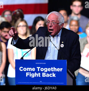 Le sénateur Bernie Sanders peaks lors d'un "s'unir et se battre' tour à la James Godron Centre Miami. Le sénateur Sanders et DNC Président Tom Perez a parlé sur des sujets allant de la hausse du salaire minimum à 15 $ l'heure, l'équité salariale pour les femmes, la reconstruction des infrastructures en ruine, la lutte contre le changement climatique, de rendre publics des collèges et universités de scolarité, la réforme de la justice pénale, la réforme globale de l'immigration et de la réforme fiscale qui exige que les riches et les grandes entreprises commencent à payer leur juste part d'impôt. Avec : Bernie Sanders Où : Miami Beach, Florida, United States Quand : 19 Avr Banque D'Images