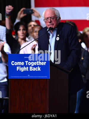 Le sénateur Bernie Sanders peaks lors d'un "s'unir et se battre' tour à la James Godron Centre Miami. Le sénateur Sanders et DNC Président Tom Perez a parlé sur des sujets allant de la hausse du salaire minimum à 15 $ l'heure, l'équité salariale pour les femmes, la reconstruction des infrastructures en ruine, la lutte contre le changement climatique, de rendre publics des collèges et universités de scolarité, la réforme de la justice pénale, la réforme globale de l'immigration et de la réforme fiscale qui exige que les riches et les grandes entreprises commencent à payer leur juste part d'impôt. Avec : Bernie Sanders Où : Miami Beach, Florida, United States Quand : 19 Avr Banque D'Images