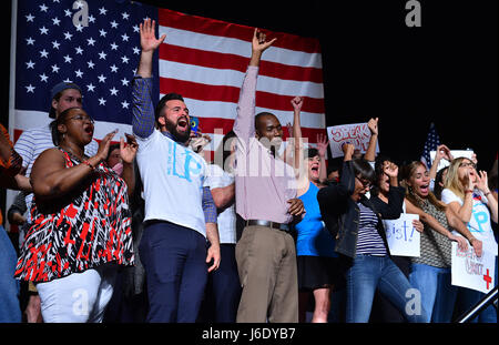 Le sénateur Bernie Sanders peaks lors d'un "s'unir et se battre' tour à la James Godron Centre Miami. Le sénateur Sanders et DNC Président Tom Perez a parlé sur des sujets allant de la hausse du salaire minimum à 15 $ l'heure, l'équité salariale pour les femmes, la reconstruction des infrastructures en ruine, la lutte contre le changement climatique, de rendre publics des collèges et universités de scolarité, la réforme de la justice pénale, la réforme globale de l'immigration et de la réforme fiscale qui exige que les riches et les grandes entreprises commencent à payer leur juste part d'impôt. Doté d''atmosphère : où : Miami Beach, Florida, United States Quand : 19 Avr 2017 Banque D'Images