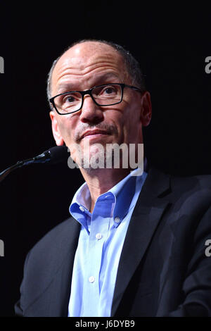 Le sénateur Bernie Sanders peaks lors d'un "s'unir et se battre' tour à la James Godron Centre Miami. Le sénateur Sanders et DNC Président Tom Perez a parlé sur des sujets allant de la hausse du salaire minimum à 15 $ l'heure, l'équité salariale pour les femmes, la reconstruction des infrastructures en ruine, la lutte contre le changement climatique, de rendre publics des collèges et universités de scolarité, la réforme de la justice pénale, la réforme globale de l'immigration et de la réforme fiscale qui exige que les riches et les grandes entreprises commencent à payer leur juste part d'impôt. Avec : Tom Perez Où : Miami Beach, Florida, United States Quand : 19 Avr 2017 Banque D'Images