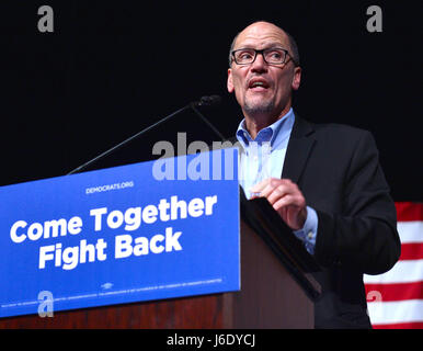 Le sénateur Bernie Sanders peaks lors d'un "s'unir et se battre' tour à la James Godron Centre Miami. Le sénateur Sanders et DNC Président Tom Perez a parlé sur des sujets allant de la hausse du salaire minimum à 15 $ l'heure, l'équité salariale pour les femmes, la reconstruction des infrastructures en ruine, la lutte contre le changement climatique, de rendre publics des collèges et universités de scolarité, la réforme de la justice pénale, la réforme globale de l'immigration et de la réforme fiscale qui exige que les riches et les grandes entreprises commencent à payer leur juste part d'impôt. Avec : Tom Perez Où : Miami Beach, Florida, United States Quand : 19 Avr 2017 Banque D'Images