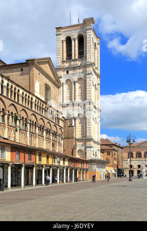 Loggia des marchands le long du côté de Ferrara Duomo et son campanile, la Piazza Trento Trieste, Ferrare, Émilie-Romagne, Italie, Europe. Banque D'Images