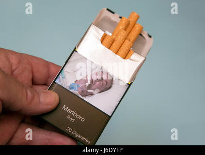 cigarette londre Paquet de cigarettes emballées ordinaire avec aucun logo, Londres Photo  Stock