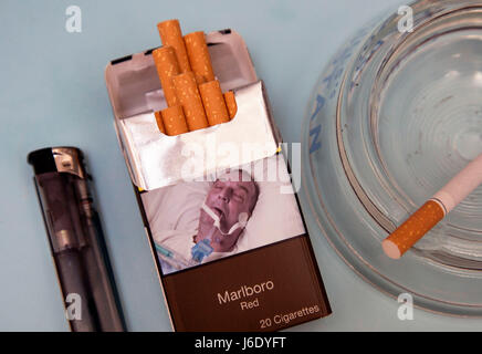 Paquet de cigarettes emballées ordinaire avec aucun logo, Londres Banque D'Images