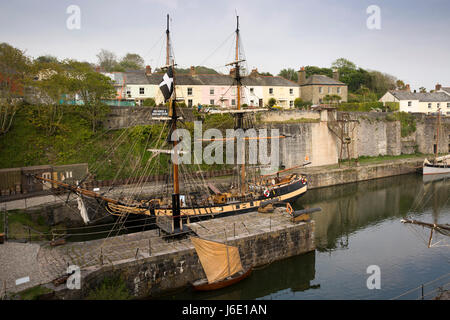 UK, Cornwall, St Austell, Charlestown, grand navire à voile à Phoenix, 1929 construit deux mâts brig amarré dans la port Géorgien au-dessous des maisons à quai Banque D'Images