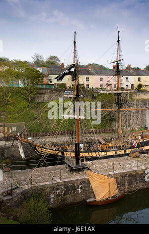 UK, Cornwall, St Austell, Charlestown, grand navire à voile à Phoenix, 1929 construit deux mâts brig amarré dans la port Géorgien au-dessous des maisons à quai Banque D'Images