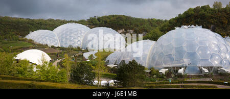 UK, Cornwall, St Austell, Bodelva, Eden Project, scène de concert et de biomes méditerranéens Rainforest, vue panoramique Banque D'Images
