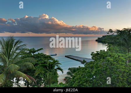 Plage de la Jamaïque isolée au lever du soleil Banque D'Images