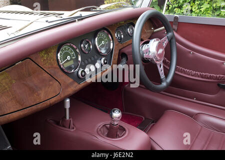 Tableau de bord d'une voiture de sport classique Morgan photographiés avec un Motolita Cuir Volant à rayons. Banque D'Images