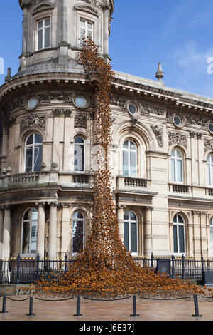 Fenêtre pleurant coquelicots à Hull, photographiés au cours de l'année 2017 de la Culture de la ville de Hull. Artiste est Paul Cummins et Tom Piper est le concepteur. Banque D'Images