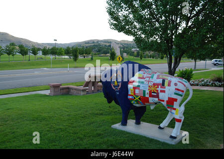 Bison International sculpture sur les pelouses du Bataillon Mormon Monument et maisons à flanc de colline, salle du Conseil, la colline du Capitole, Salt Lake City, Utah, USA Banque D'Images