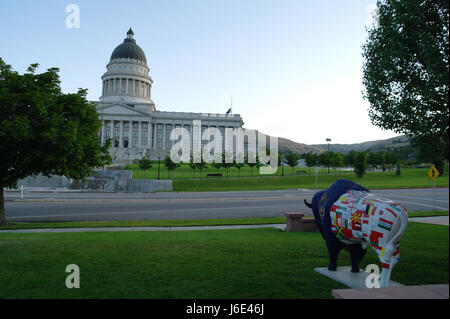 Dawn view International sculpture Bison, coin nord-ouest Salle du Conseil, l'ensemble des pelouses à l'état de l'Utah, Capitol Capitol Hill, Salt Lake City, Utah, USA Banque D'Images