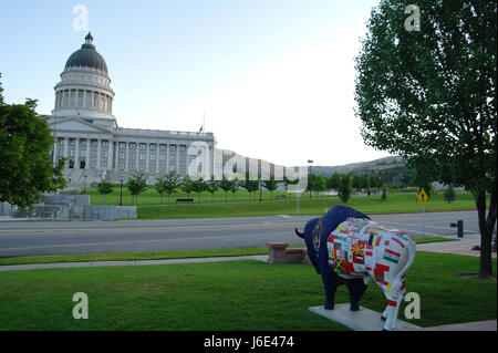 Bison International sculpture, coin nord-ouest de la salle du Conseil, à l'ensemble de la pelouse vers l'Utah State Capitol building, Salt Lake City, Utah, USA Banque D'Images