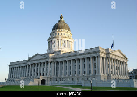 Tôt le matin, ciel bleu, vue depuis le sud-est, le style néo-classique de l'Utah State Capitol Building, Capitol Hill, Salt Lake City, Utah, USA Banque D'Images