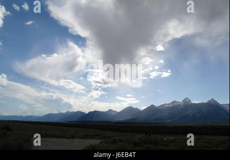 Ciel bleu nuage gris douche sur Jackson Hole et Teton Mountains de Mont Wister pour monter la gloire et au-delà, au sud du Glacier View Participation électorale, Wyoming Banque D'Images