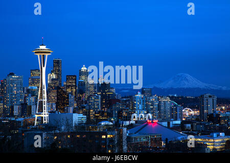 Seattle skyline avec le Space Needle et Mt. Rainier Banque D'Images