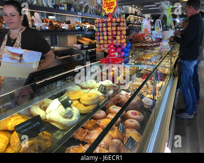 Café Wien & Pasteleria Austriaco à Javea, Espagne. Vue intérieure au guichet avec affichage des pâtisseries et les clients au guichet Banque D'Images