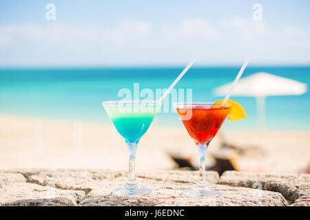 Deux cocktails tropicaux sur la plage de sable blanc de l'océan tropical et marin. Voyage, loisirs, vacances, vacances, escapade paradise escape, tourisme concept Banque D'Images